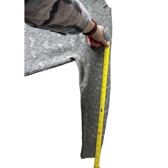 Athleta Hawthorn Textured Crew Sweater size Medium Merino Wool Blend Gray Cream - Picture 8 of 8